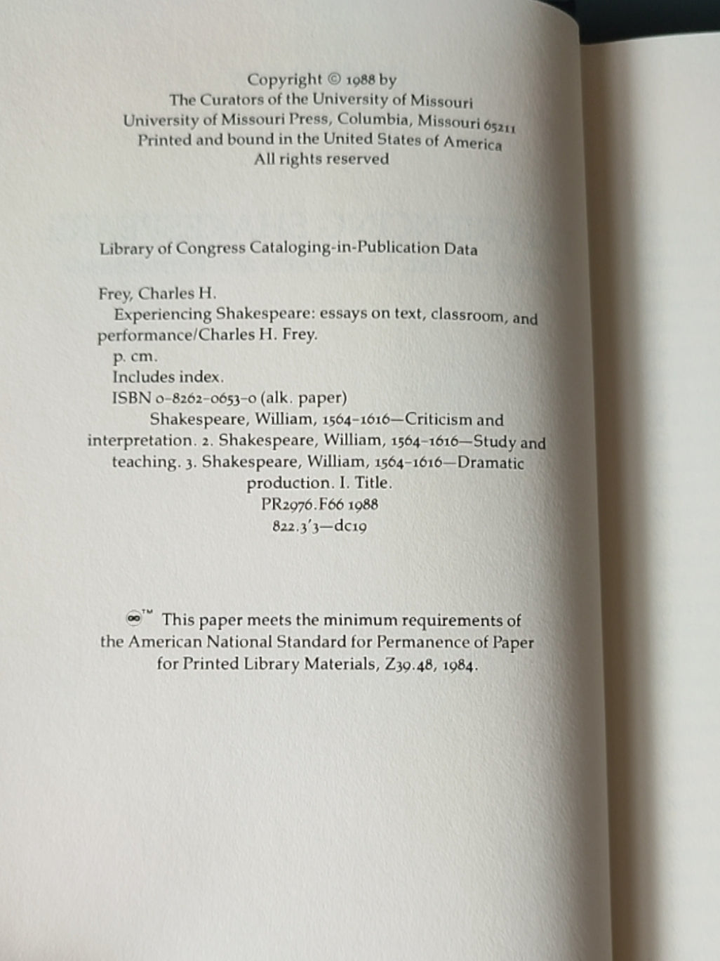 莎士比亚作品系列 - Experiencing Shakespeare: Essays on Text, Classroom, and Performance